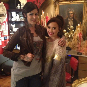 Demi Lovato, Kat Von D, Twit Pic Demi Lovato, Kat Von D, Twit Pic